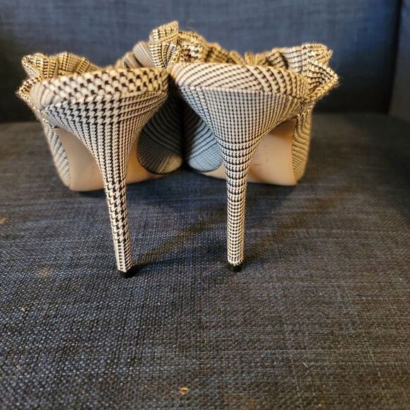 Gianni Bini Ruffled Mules Size 7.5M NWOT - Picture 3 of 11